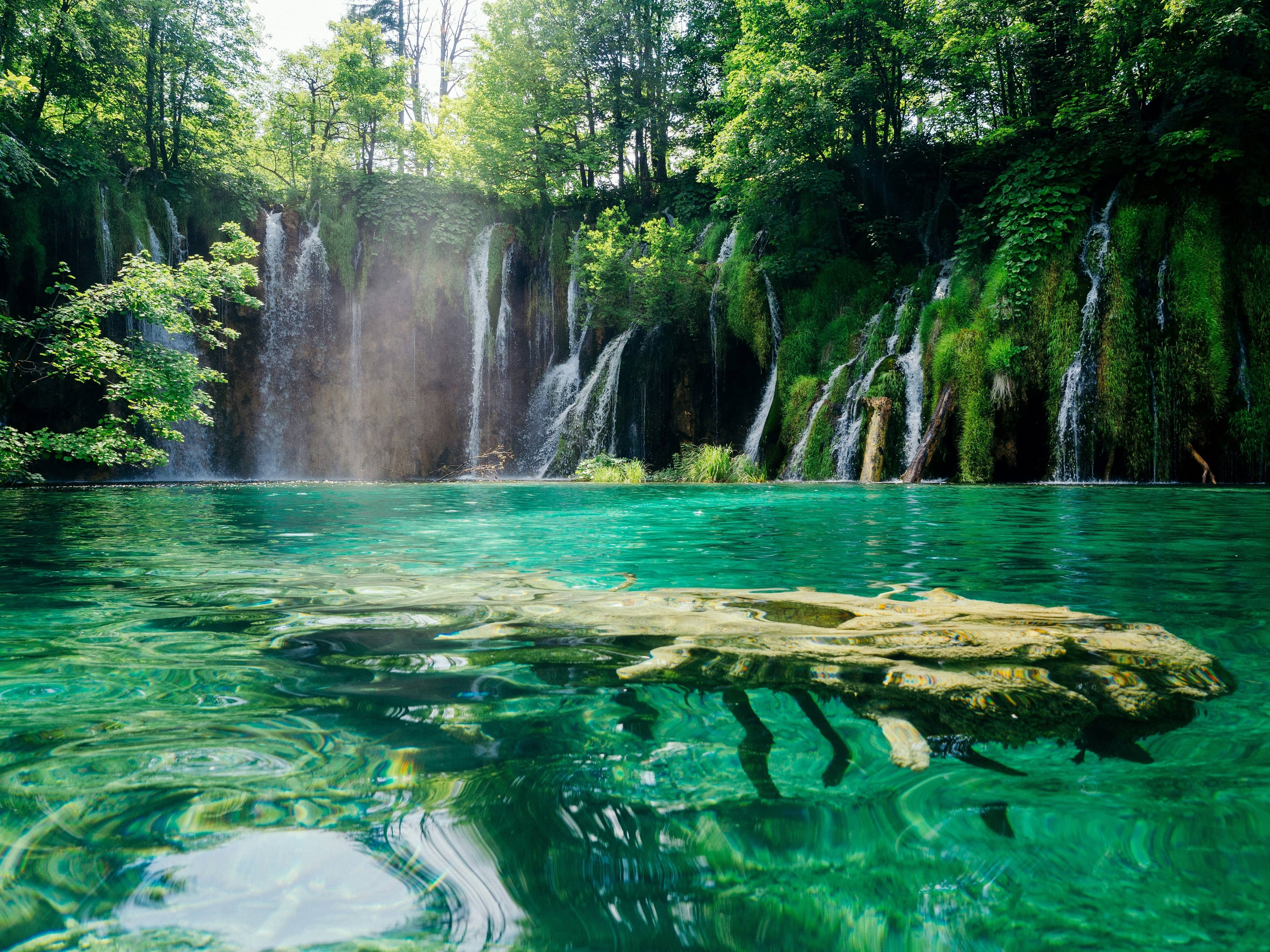 Far from the beaches, Croatia reveals another face, wilder and greener. Its eight national parks are true havens of peace: the turquoise lakes of Plitvice, the impressive falls of Krka, the Velebit mountains, or the trails of Paklenica National Park enchant hiking and fresh air lovers. Here, nature is queen, accessible and spectacular, perfect for a road trip, a family adventure, or a refreshing escape.