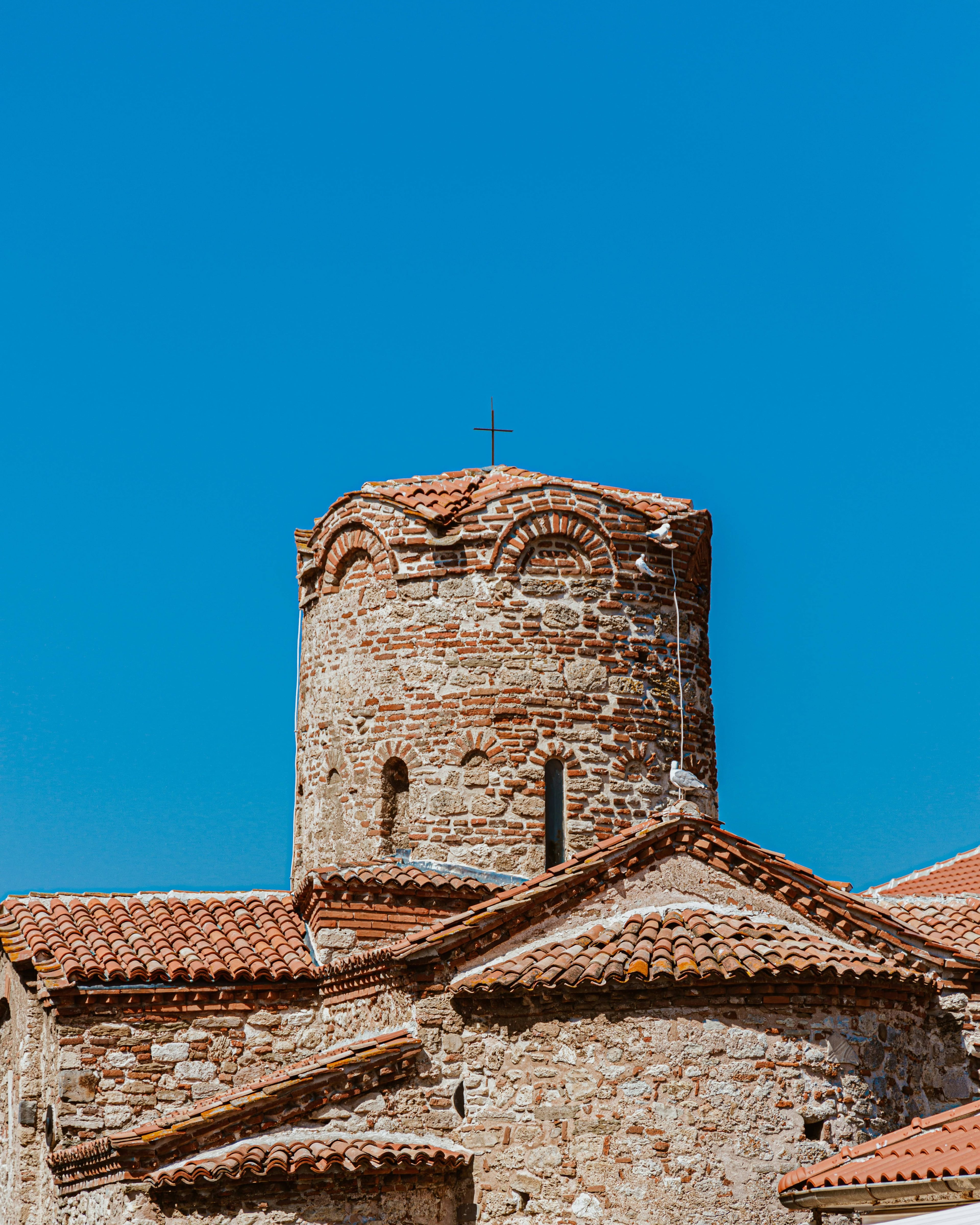 From the Thracian civilization to the Roman, Byzantine, and Ottoman empires, Bulgaria is a crossroads of millennial histories. Perched monasteries, ancient ruins, Byzantine frescoes, and classified cities testify to a glorious and vibrant past, still visible in the daily life of Bulgarians.