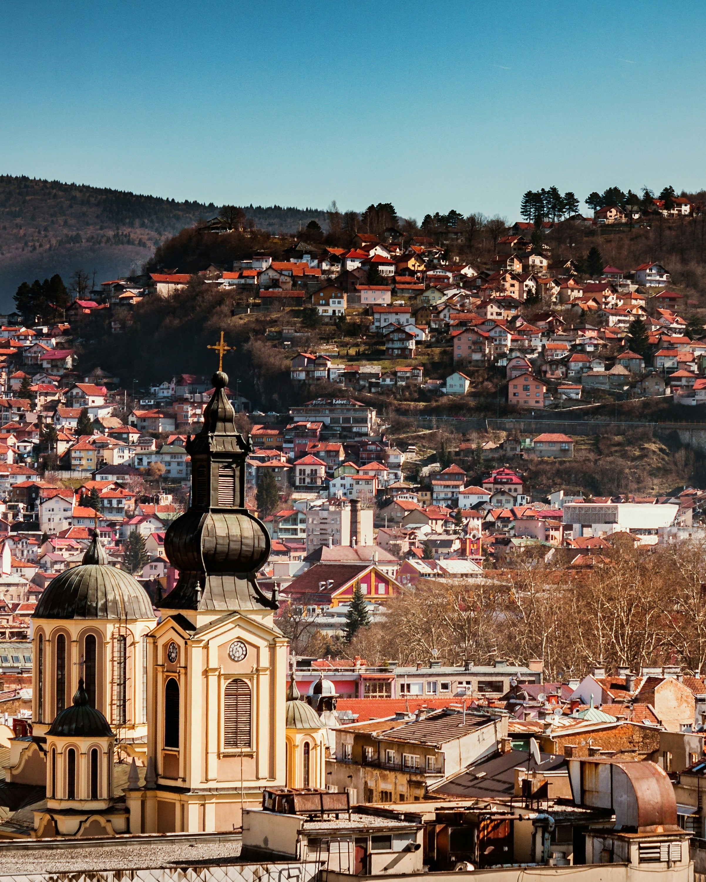 Capitale de la Bosnie-Herzégovine, Sarajevo est l’une des villes les plus fascinantes d’Europe. À la croisée des cultures et des religions, elle incarne le riche passé multiculturel des Balkans. C’est ici que l’histoire a souvent basculé : l’attentat de 1914 qui déclencha la Première Guerre mondiale, les Jeux olympiques d’hiver de 1984, et le siège le plus long de l’histoire moderne dans les années 90. Malgré ces événements marquants, Sarajevo conserve aujourd’hui une atmosphère paisible, un charme authentique et une énergie culturelle vibrante.