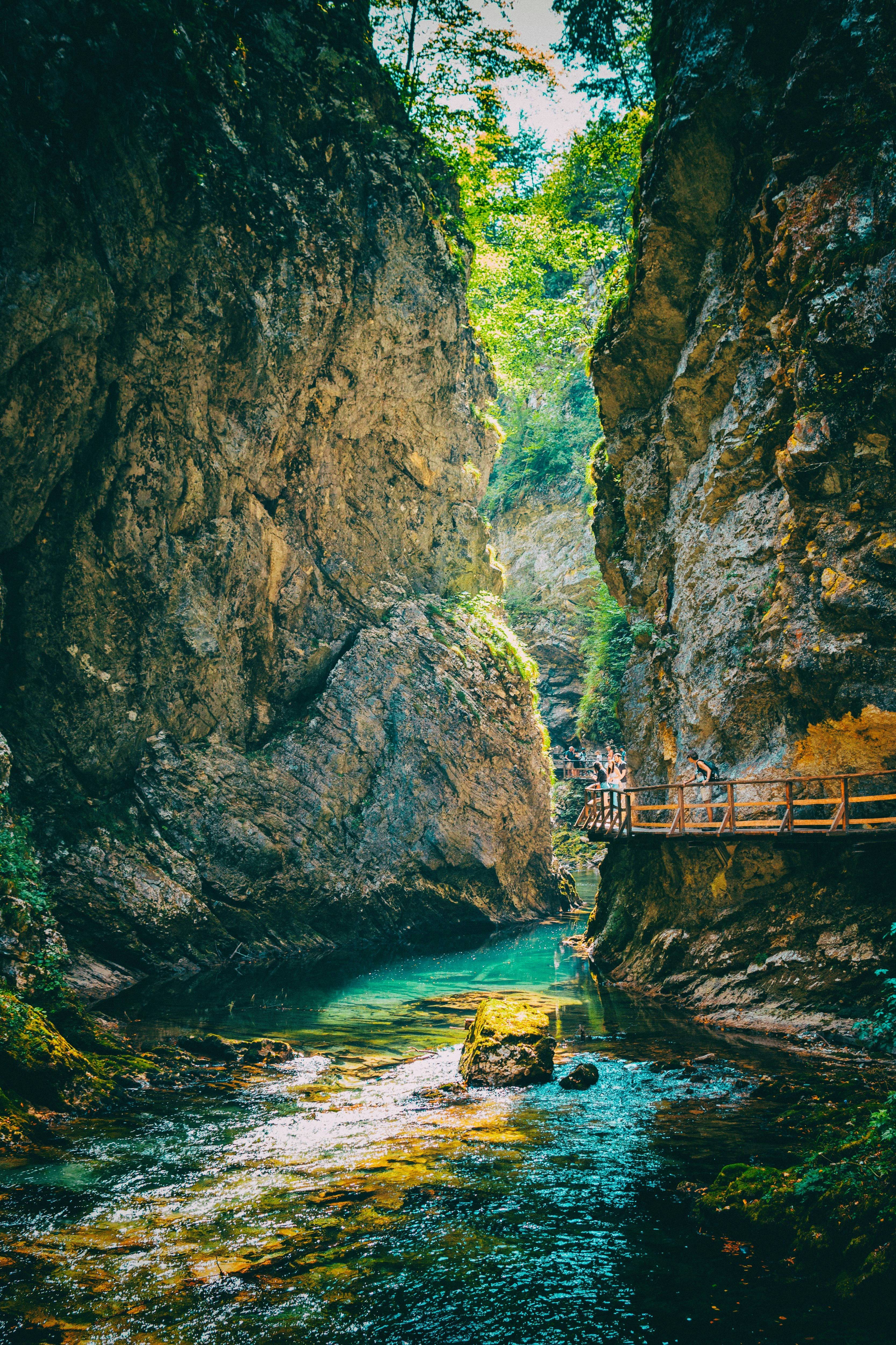 Malgré sa petite taille, la Slovénie offre une diversité de paysages impressionnante : montagnes escarpées, lacs glaciaires, rivières turquoise, grottes millénaires… En quelques kilomètres, on passe des cimes du parc national du Triglav au calme des pâturages verdoyants ou aux rives du lac de Bled. C’est un paradis pour les amateurs de randonnées, de sports d’eau vive ou tout simplement de grand air. La nature y est partout, accessible et magnifiquement préservée.