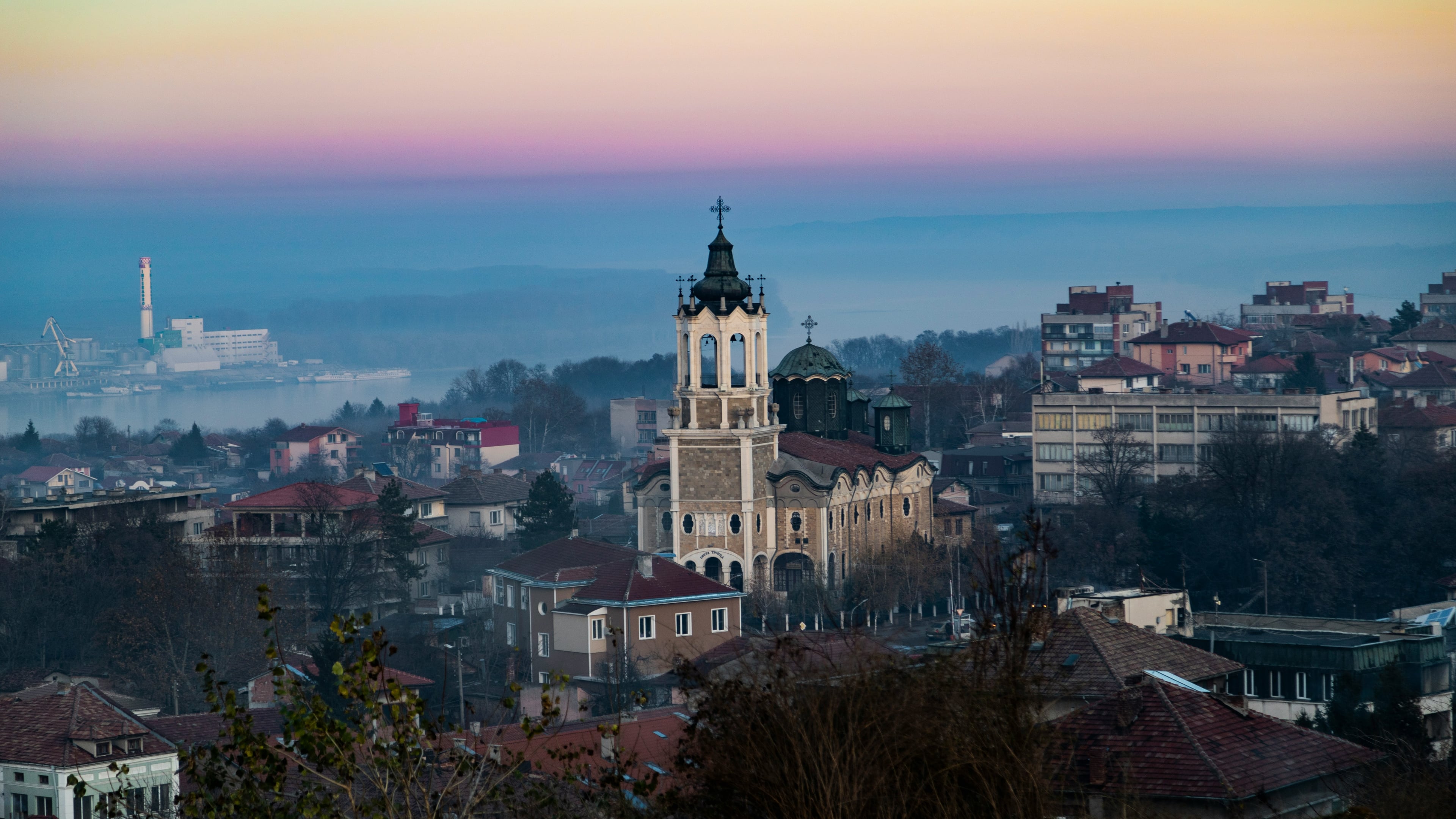 Long remaining in the shadow of its neighbors, Bulgaria today opens up to travelers seeking authenticity. Between ancestral traditions, villages frozen in time, and intact nature, the country reveals an unsuspected richness far from mass tourism. A land of hospitality and surprises at every turn.